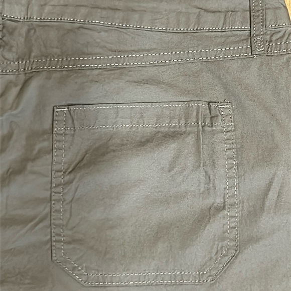 Poplin Khaki Capri Cargo Pants Taupe 12P NWT St. John’s Bay Mid Rise Straight - Picture 10 of 13